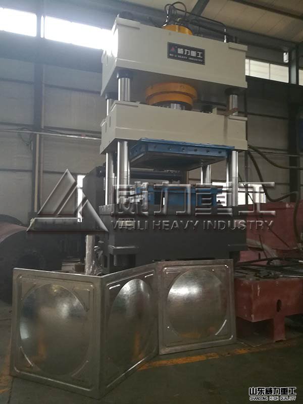315吨四柱油压机生产不锈钢水箱模压板